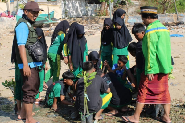 Pelajar dan Santri Tanam Mangrove di Pulau Giligenting Sumenep